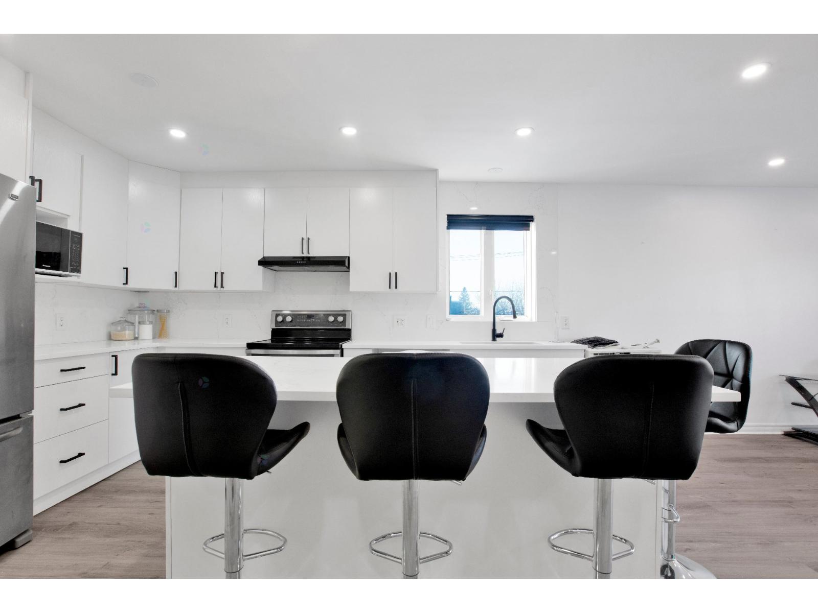 3996 Rue Mance, #201 Property Photo 8