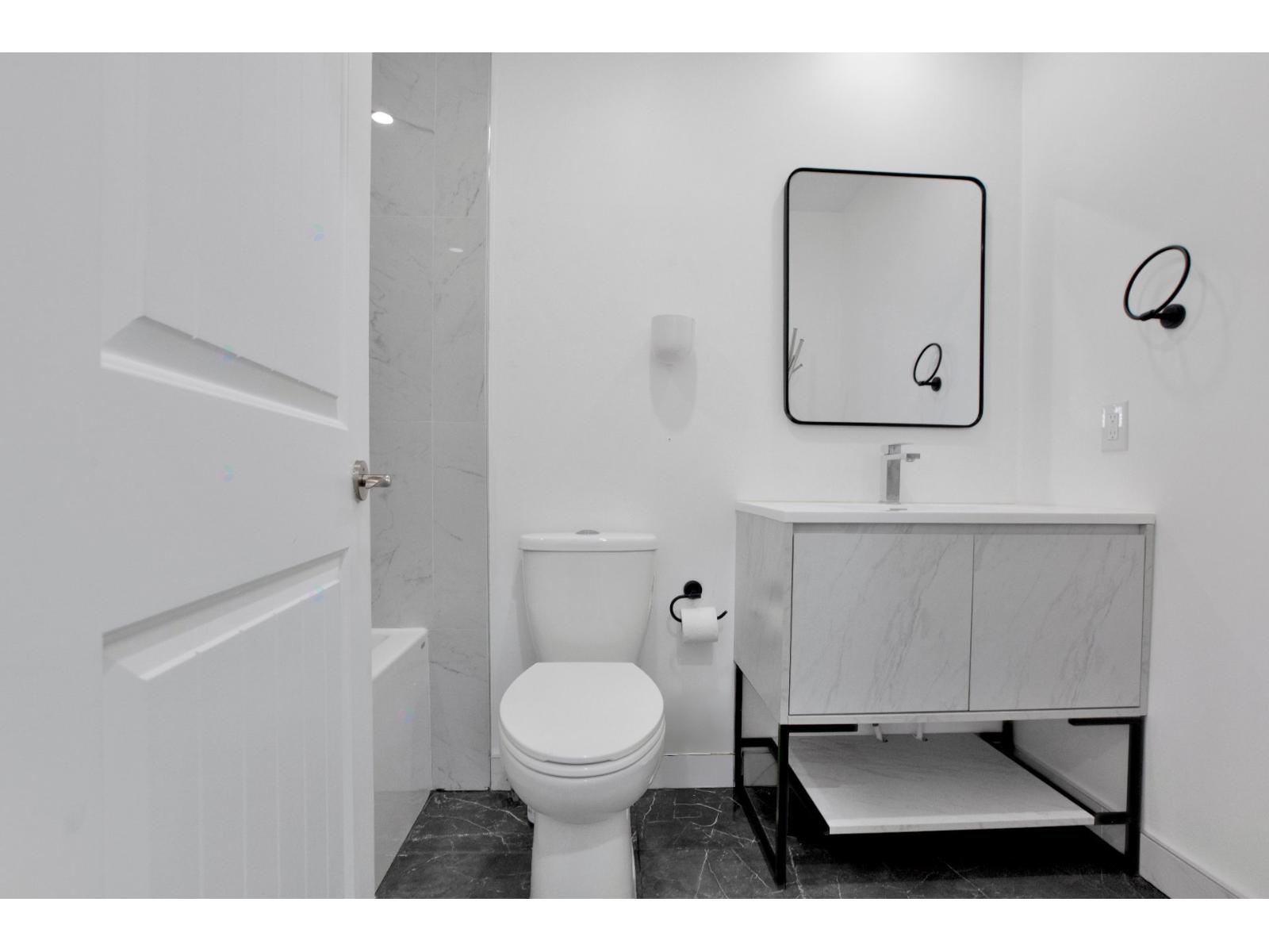 3996 Rue Mance, #201 Property Photo 11