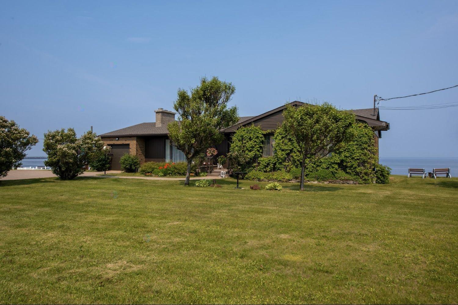 1020 Av. Du Phare O. Property Photo 2