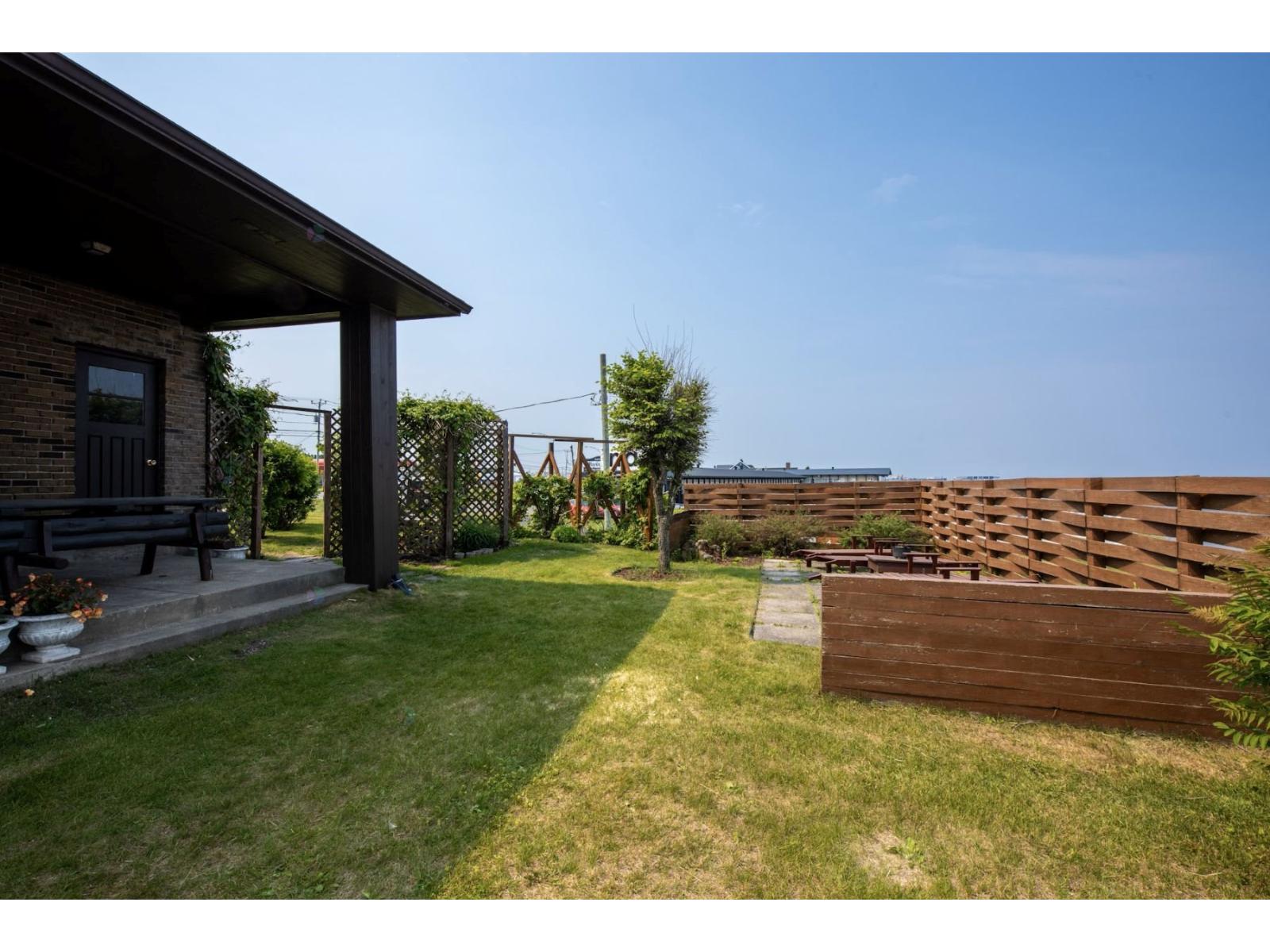 1020 Av. Du Phare O. Property Photo 15