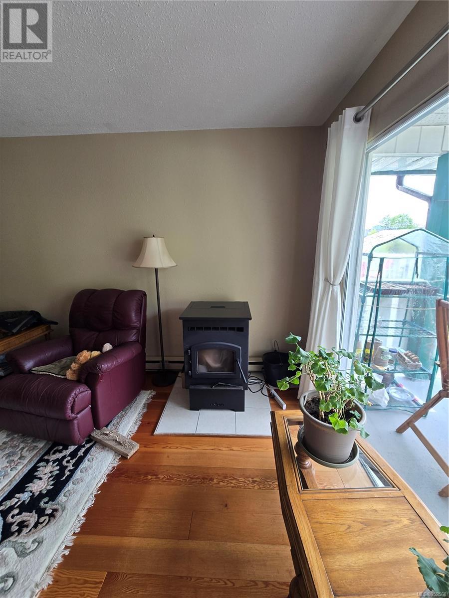 543 Maquinna Dr N Property Photo 3