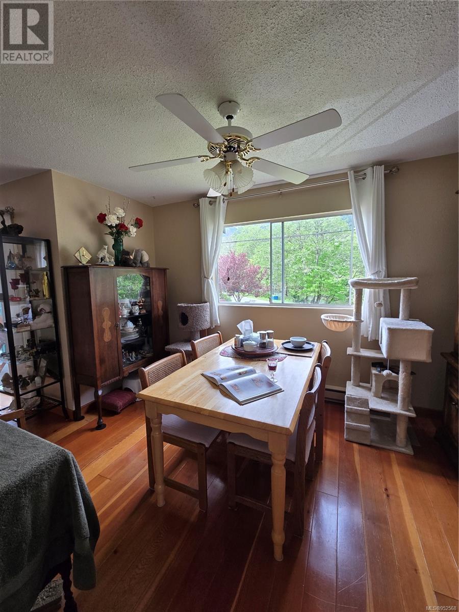 543 Maquinna Dr N Property Photo 5