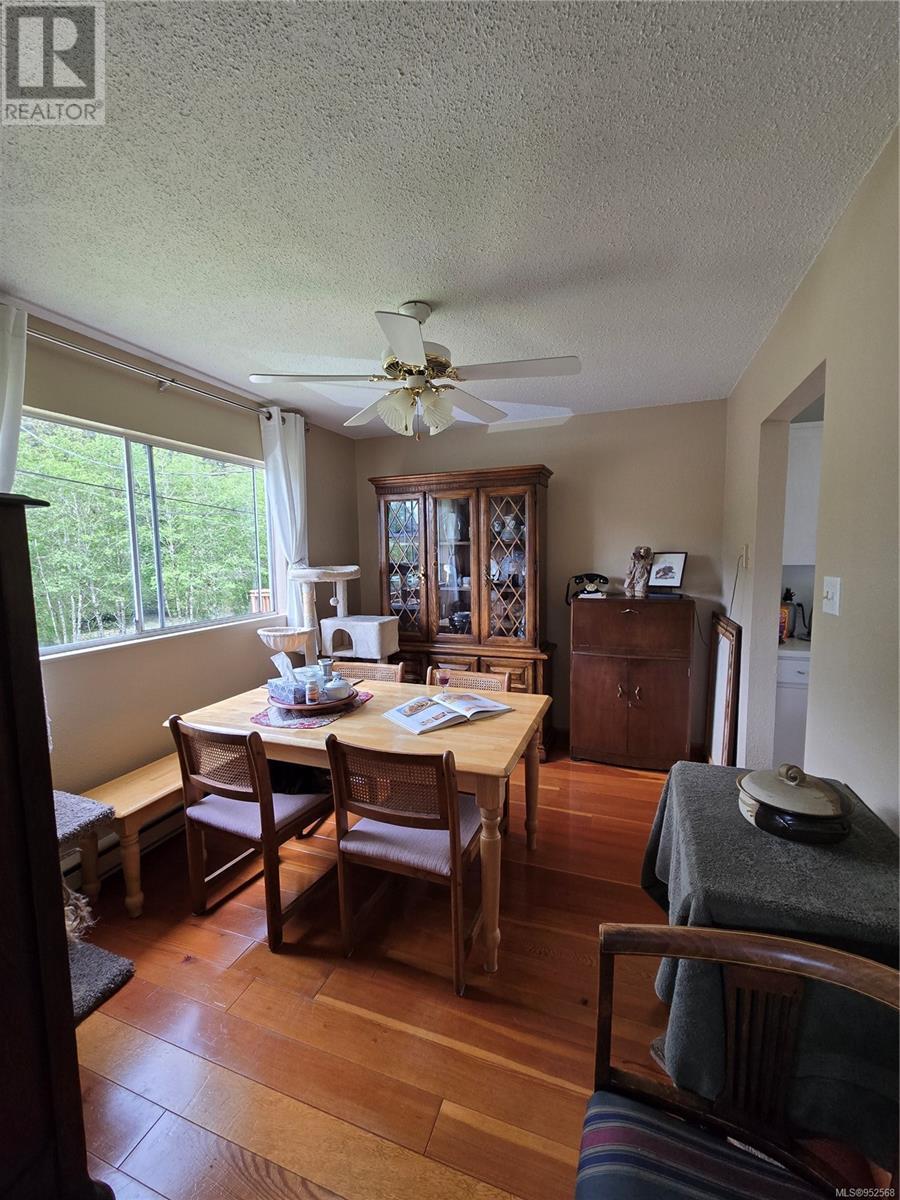 543 Maquinna Dr N Property Photo 7