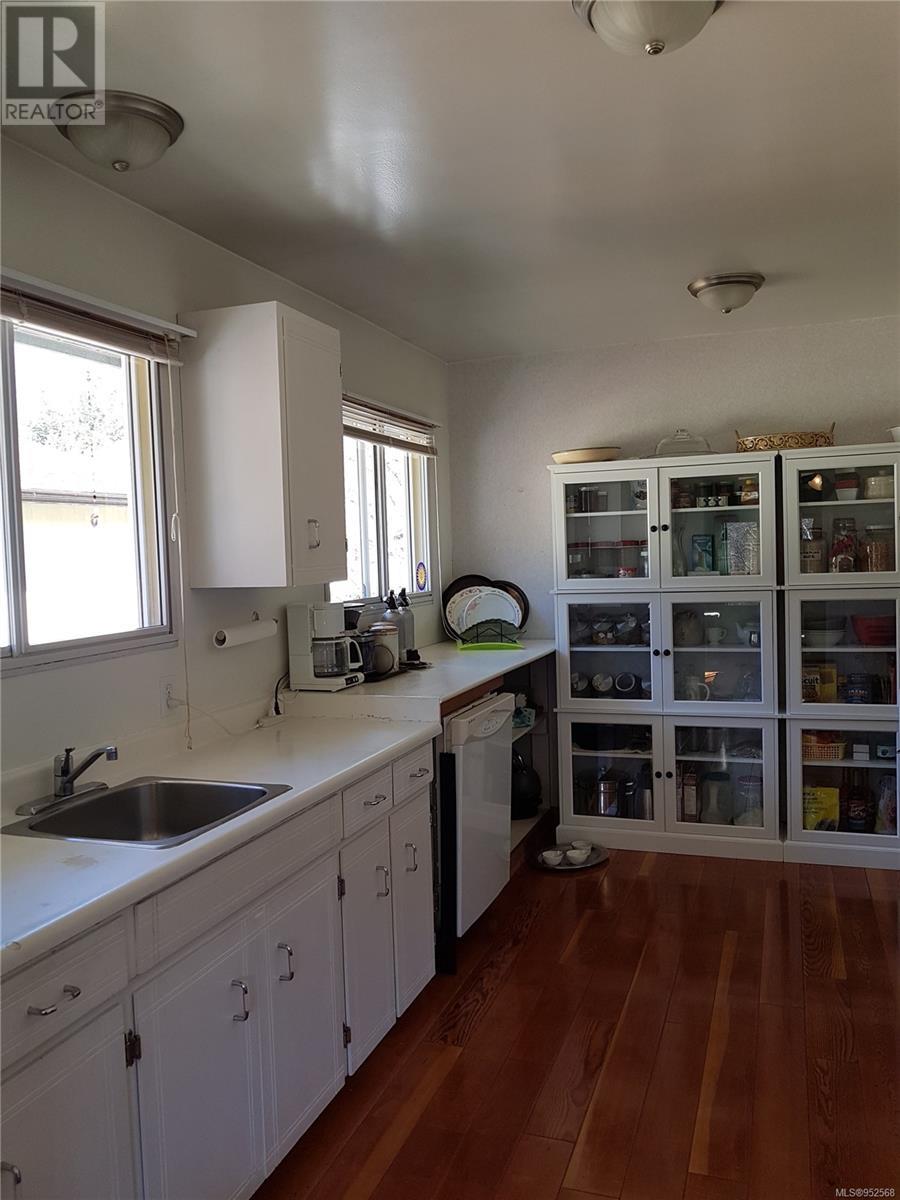 543 Maquinna Dr N Property Photo 8