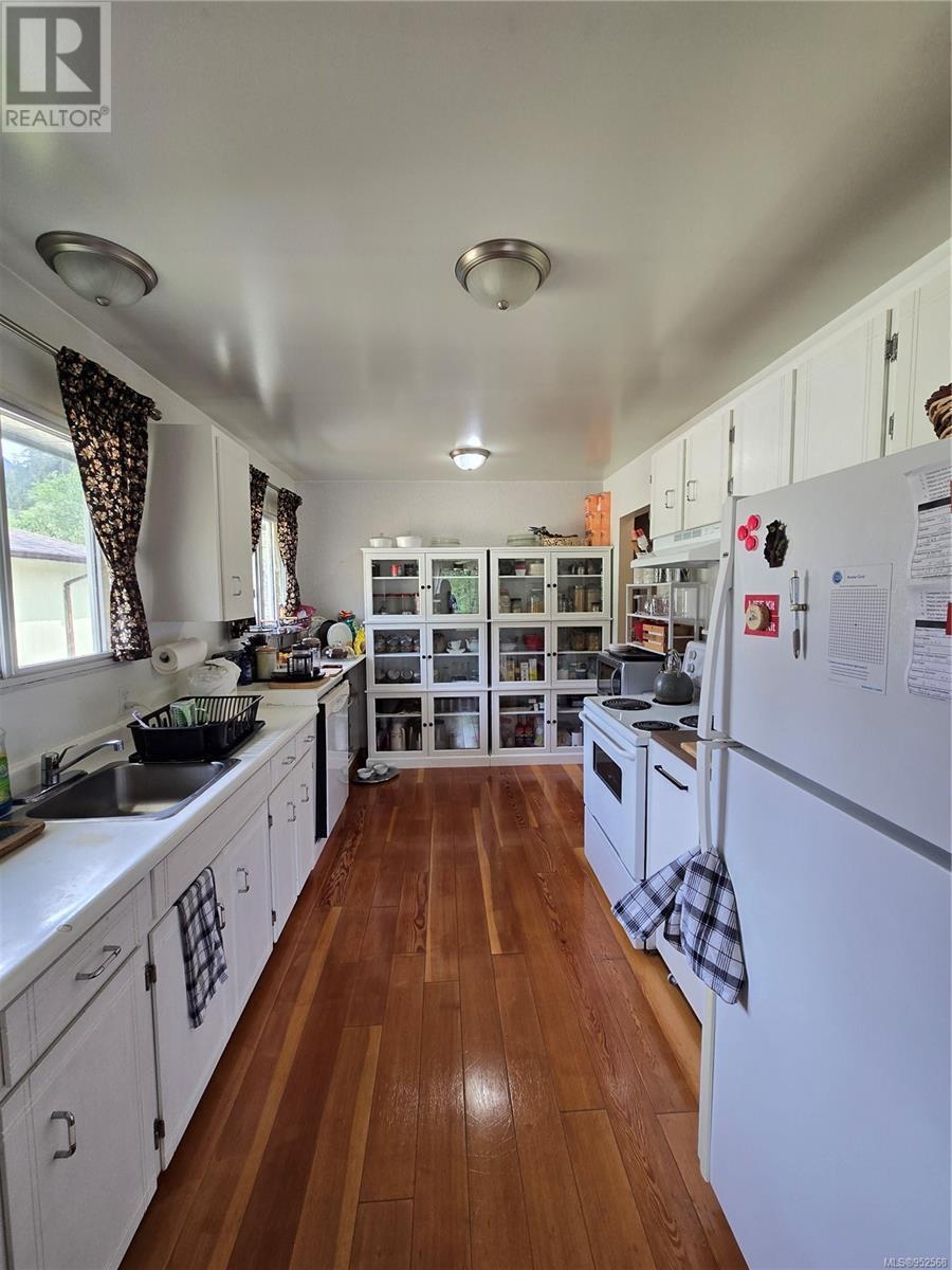 543 Maquinna Dr N Property Photo 10
