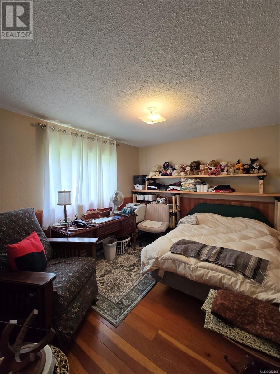 543 Maquinna Dr N Property Photo 14