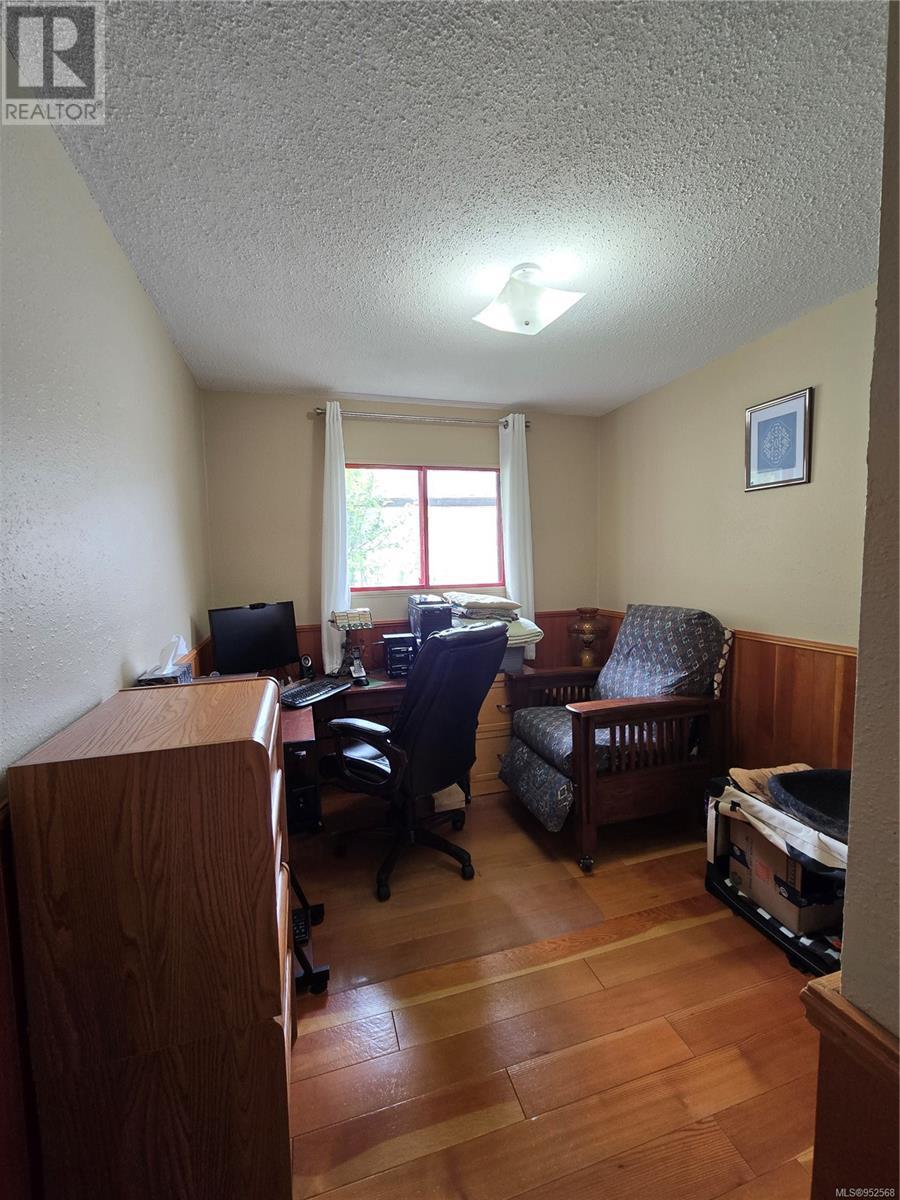 543 Maquinna Dr N Property Photo 16