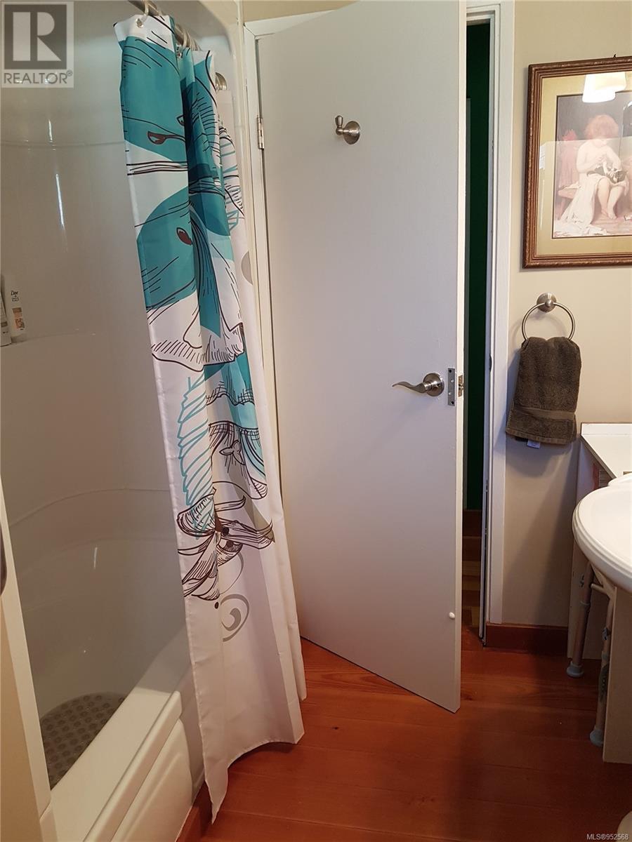 543 Maquinna Dr N Property Photo 21