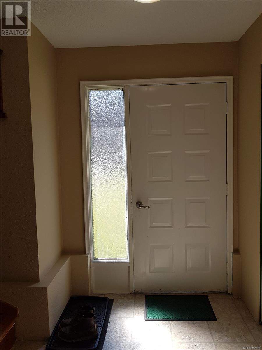 543 Maquinna Dr N Property Photo 31