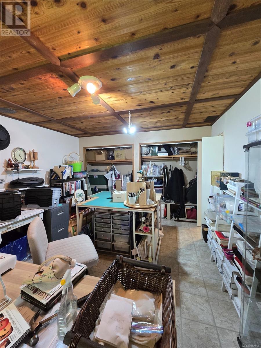 543 Maquinna Dr N Property Photo 33