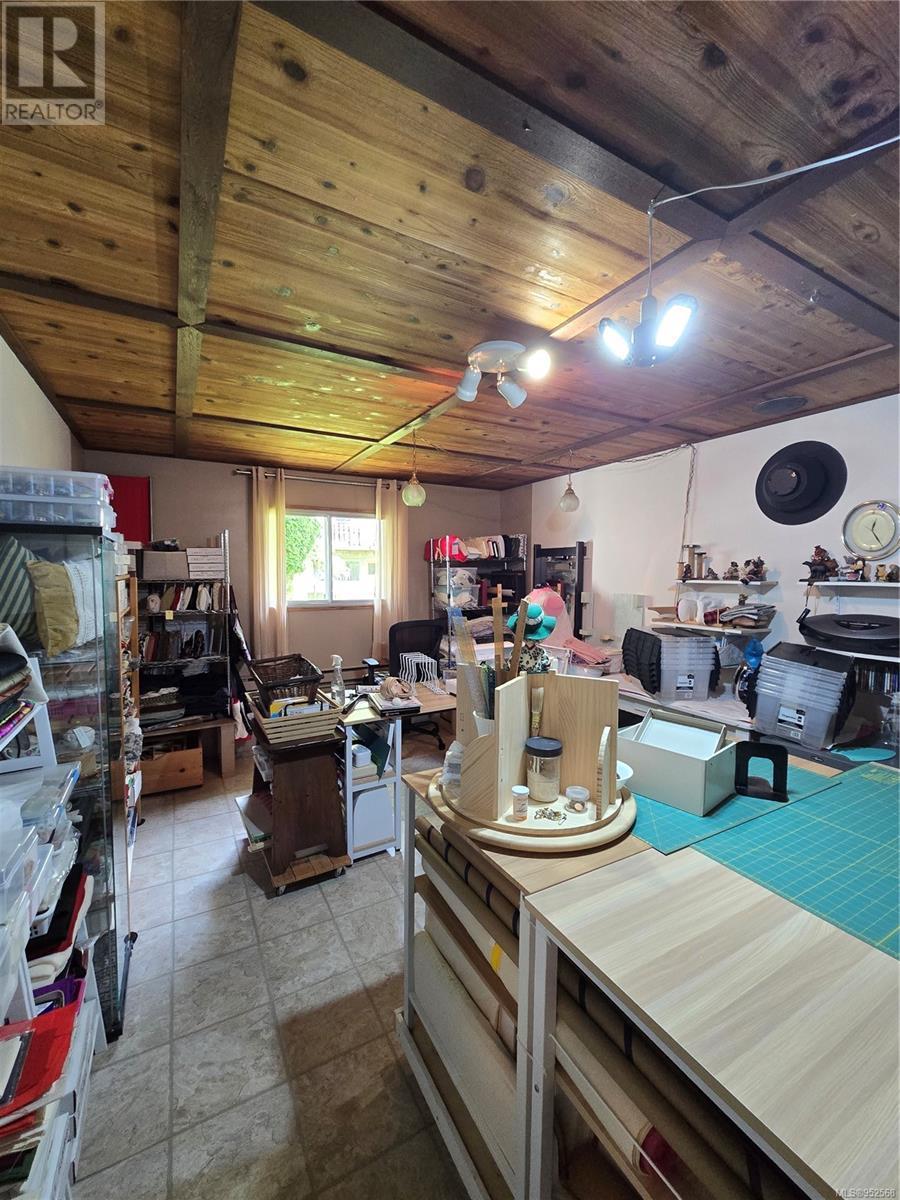 543 Maquinna Dr N Property Photo 34