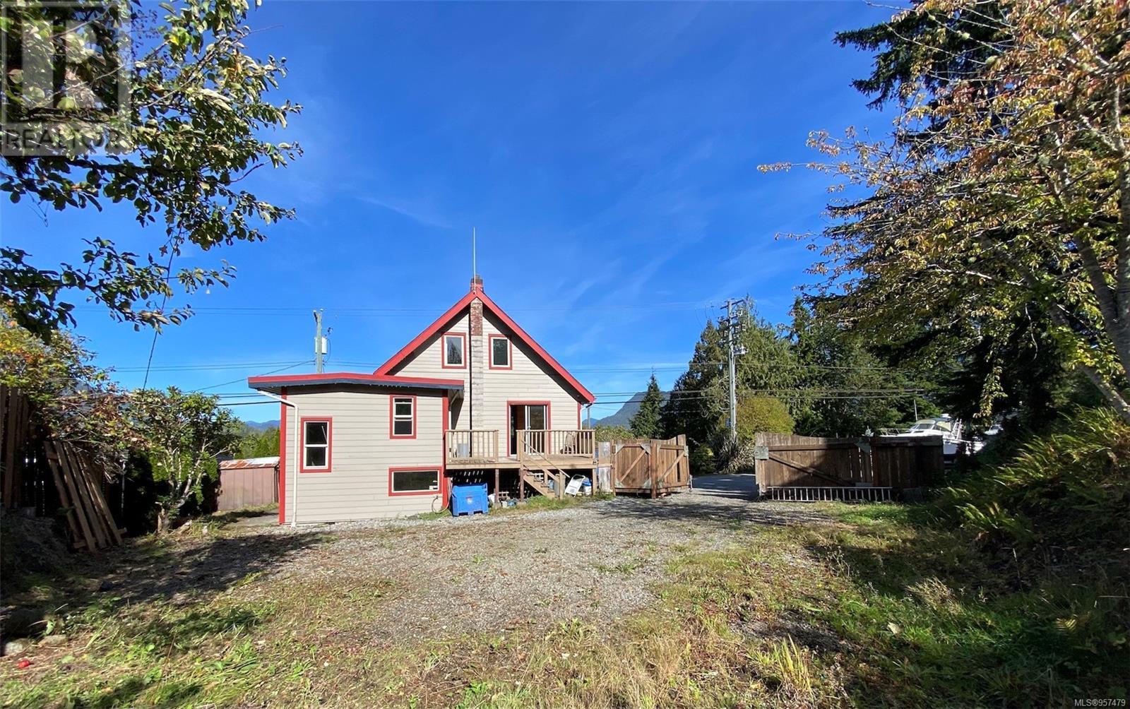 561 Campbell St Property Photo 9