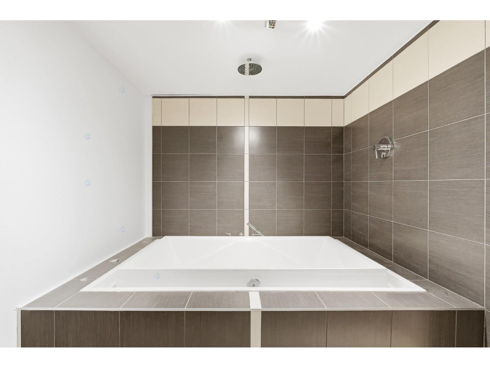 8145 Boul. St-laurent, #307 Property Photo 12