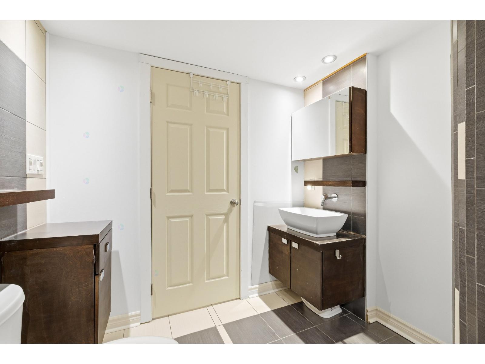 8145 Boul. St-laurent, #307 Property Photo 13
