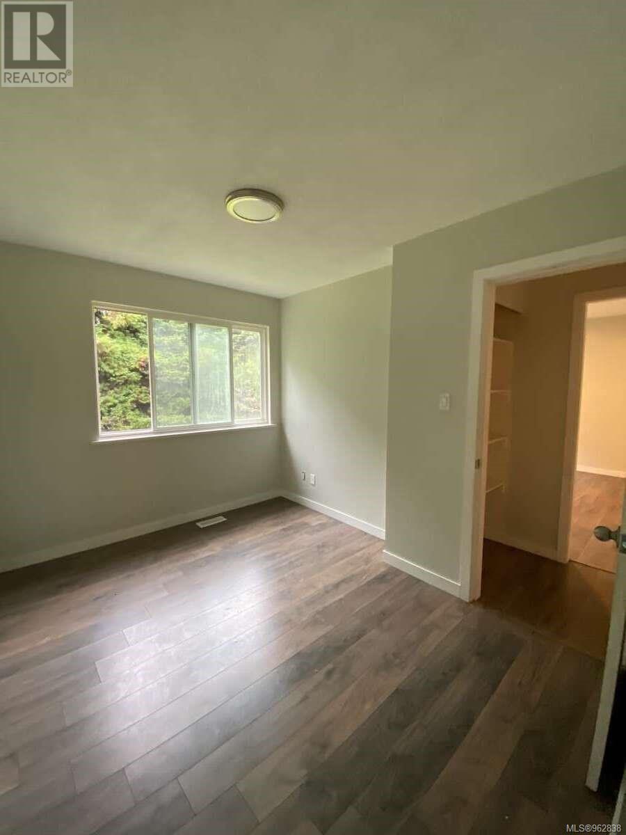 551 Macmillan Dr Property Photo 9