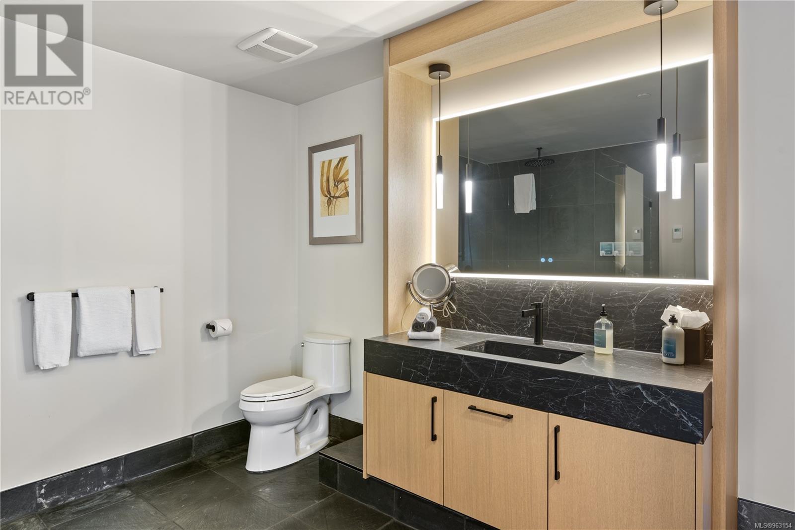 1903 596 Marine Dr Property Photo 3