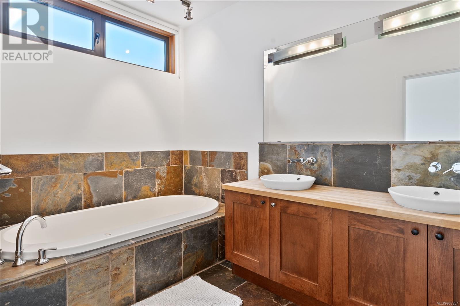 202 515 Marine Dr Property Photo 9