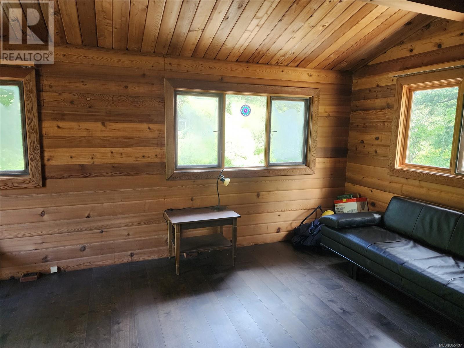 605 South Rd Property Photo 4