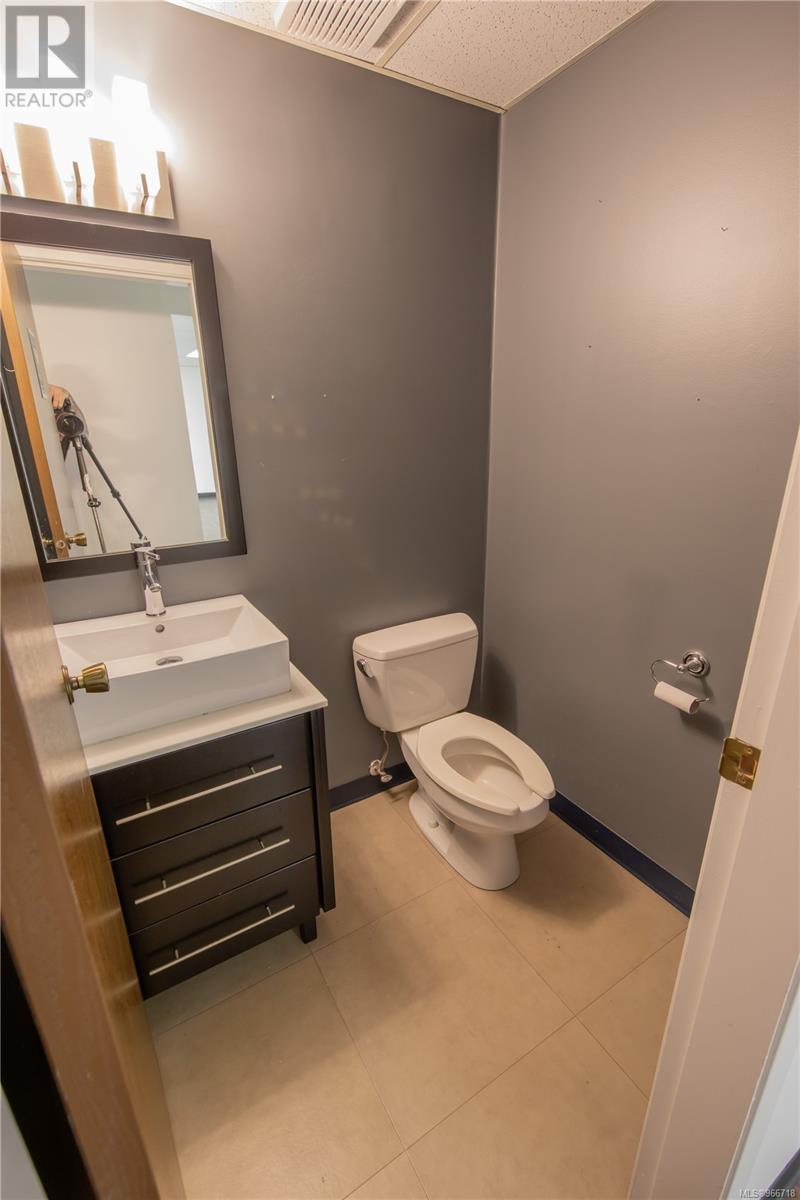 204 2520 Bowen Rd Property Photo 13