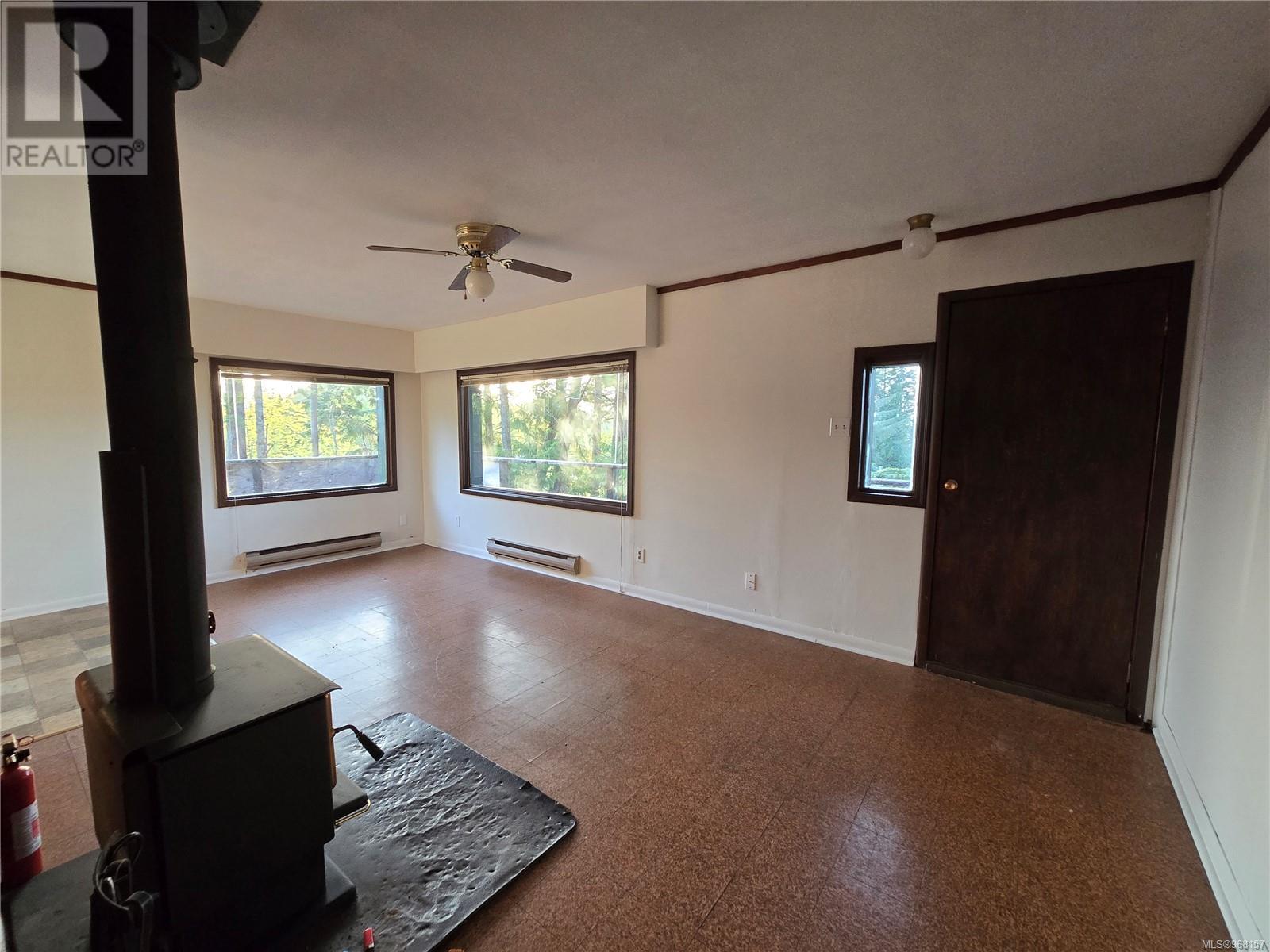 251 Campbell St Property Photo 4