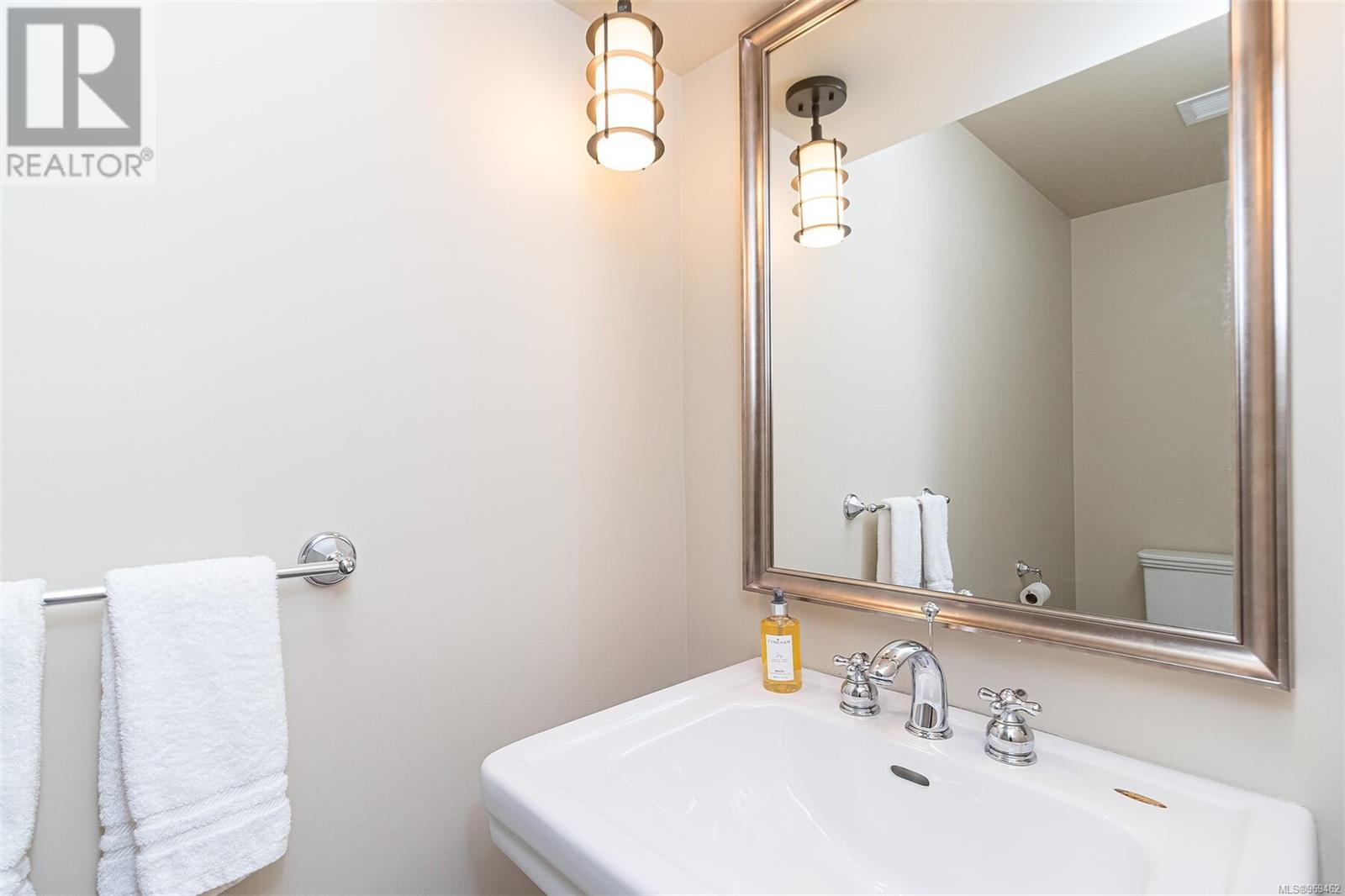113/115 D 1376 Lynburne Pl Property Photo 12