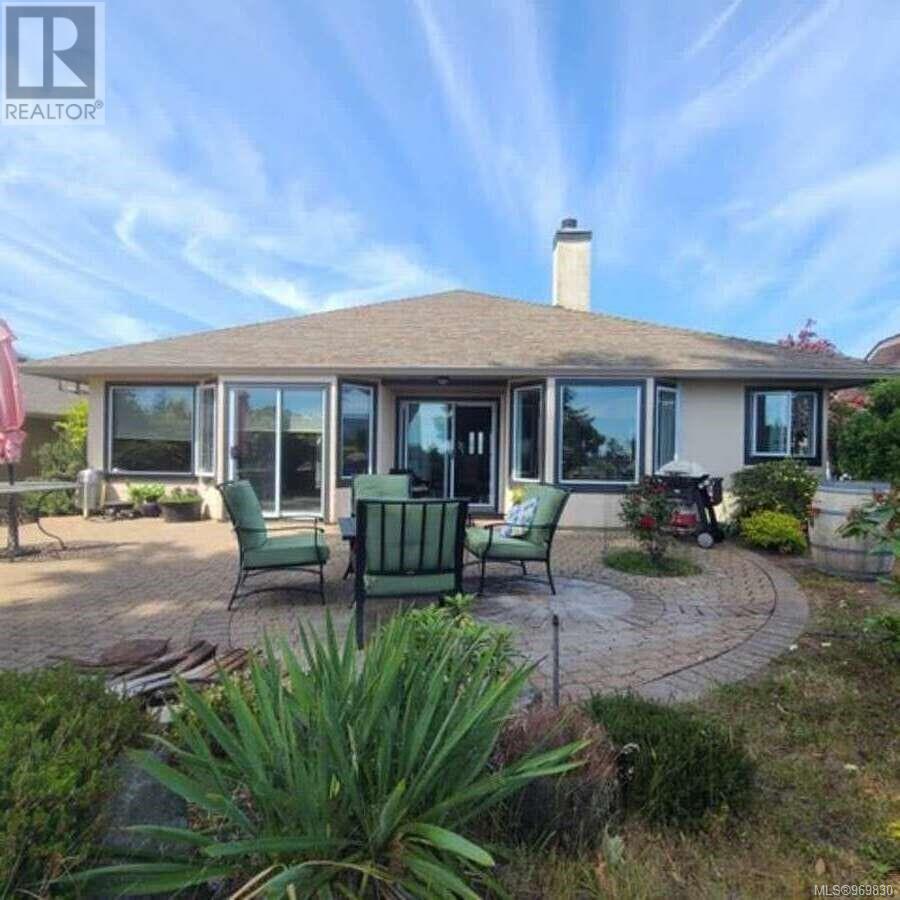 3491 Arbutus Dr S Property Photo 4