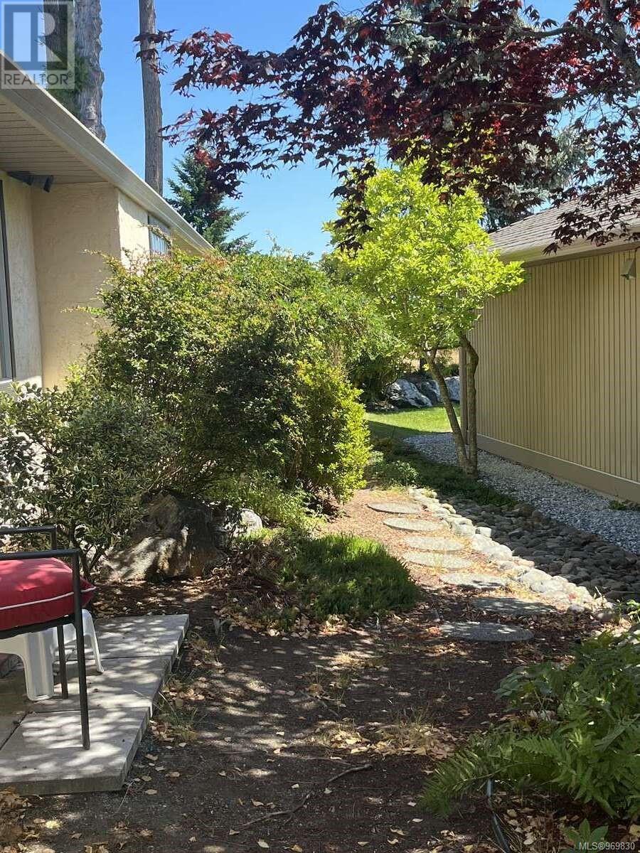 3491 Arbutus Dr S Property Photo 5