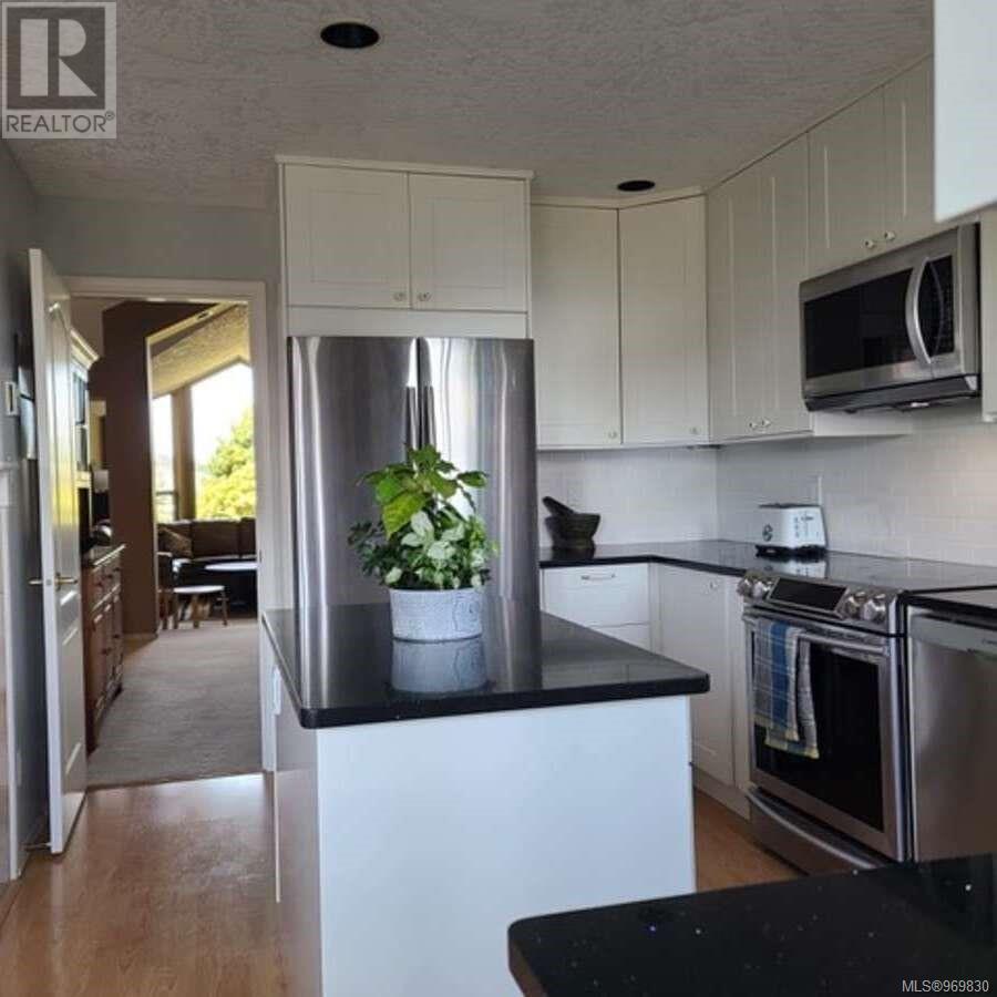 3491 Arbutus Dr S Property Photo 15
