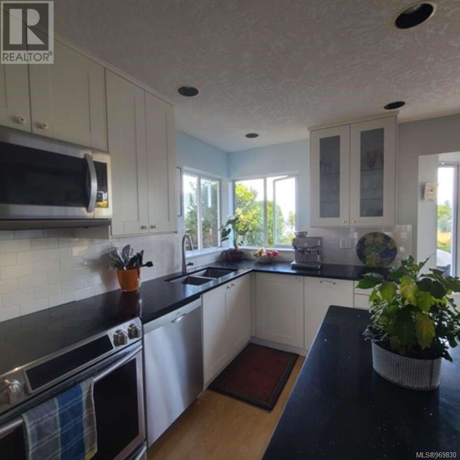 3491 Arbutus Dr S Property Photo 18