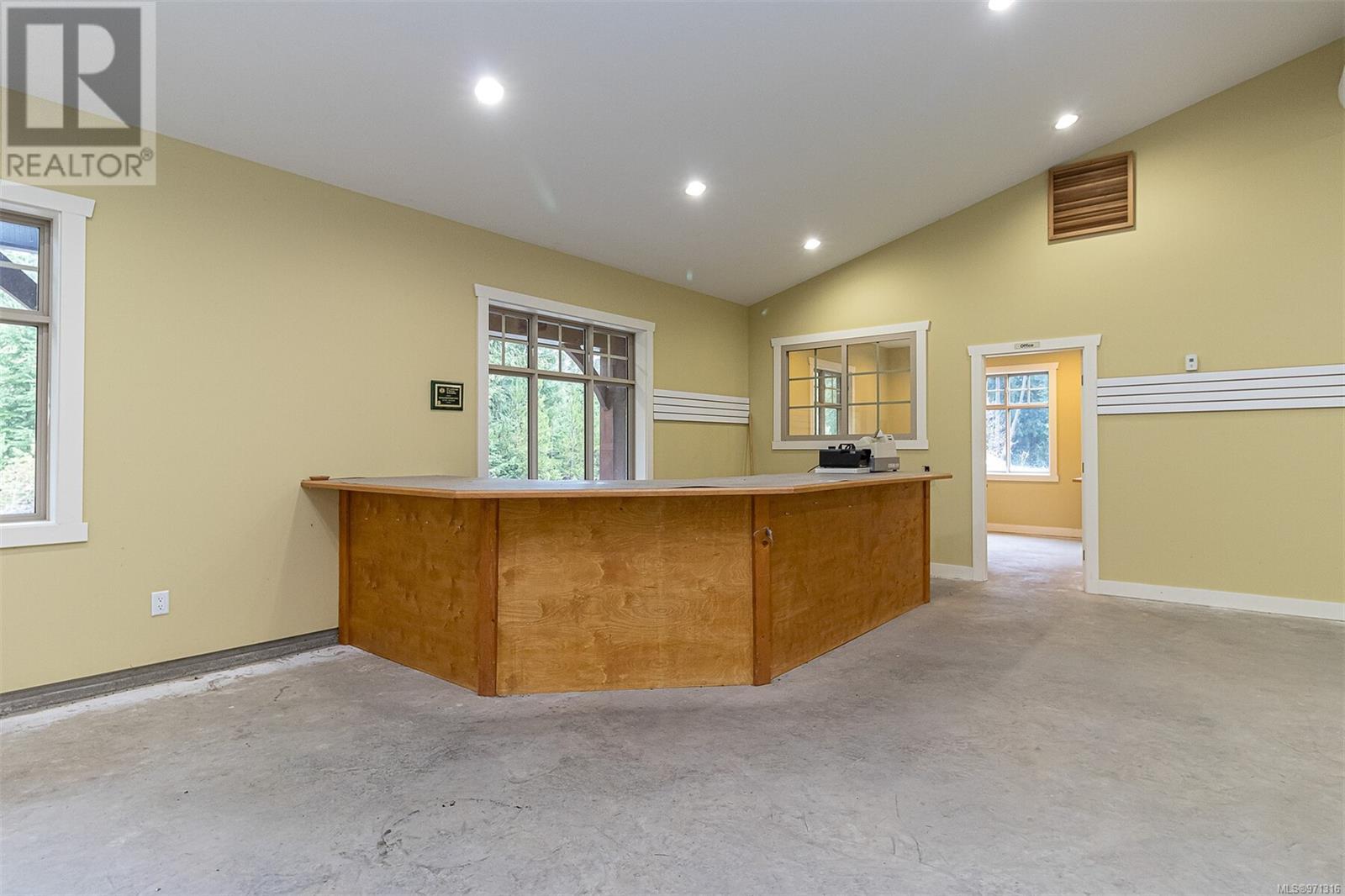 230 Rupert Rd E Property Photo 6