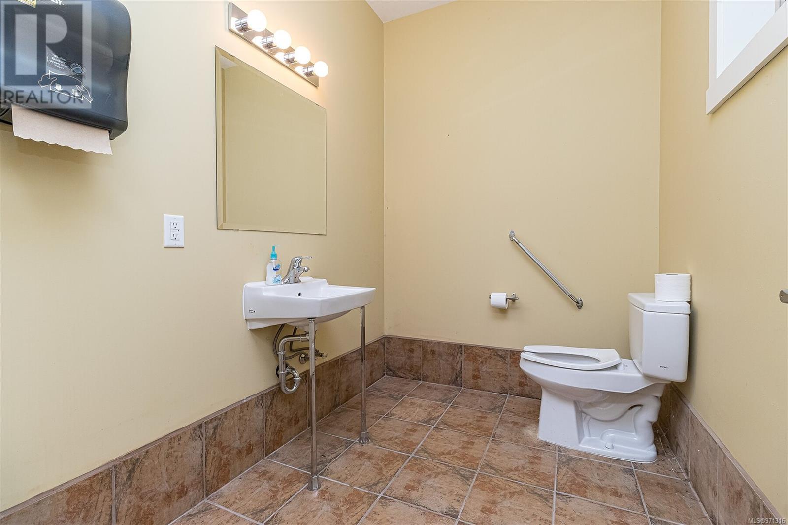 230 Rupert Rd E Property Photo 11