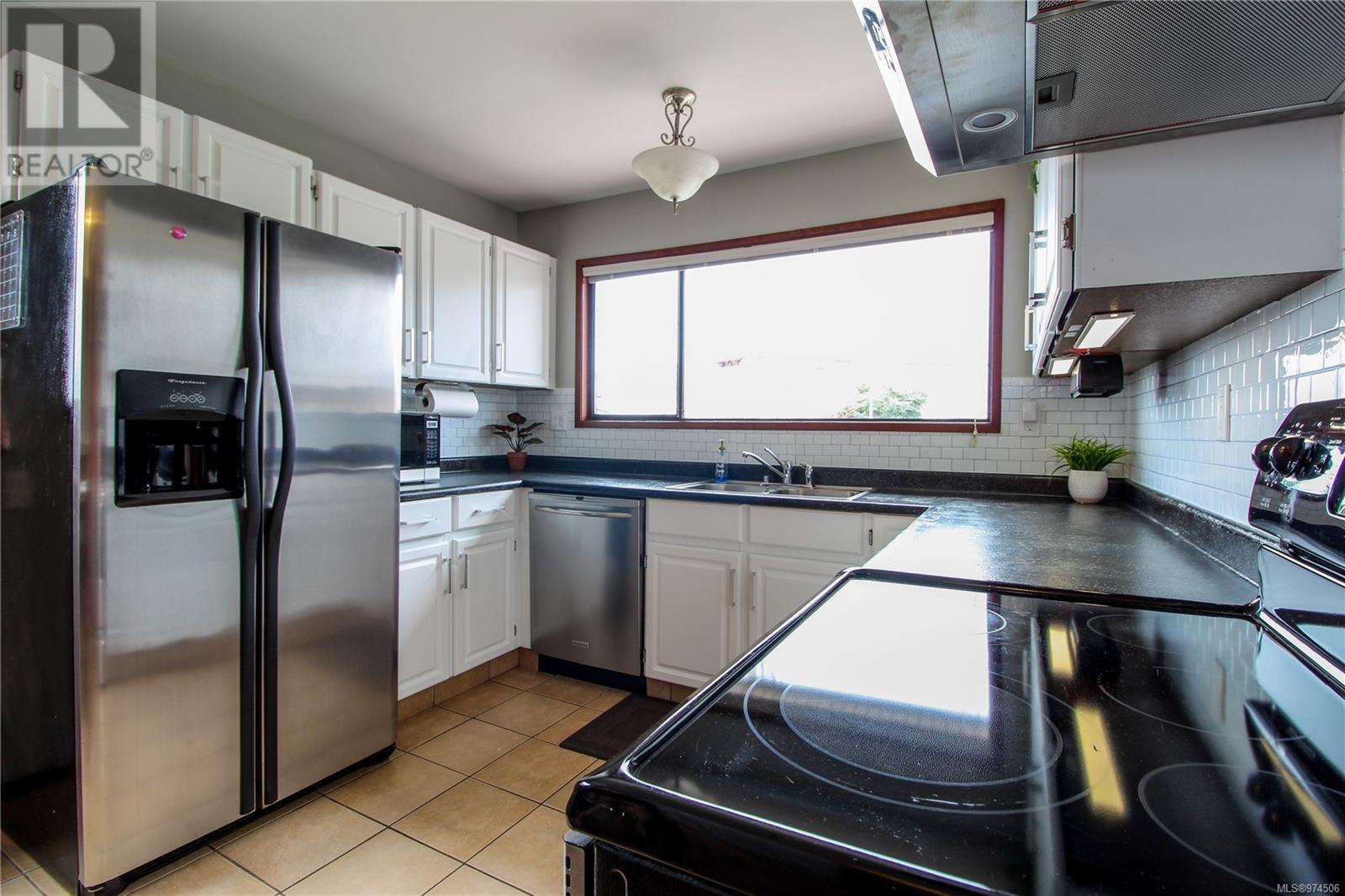 2436 Ocean Ave Property Photo 5