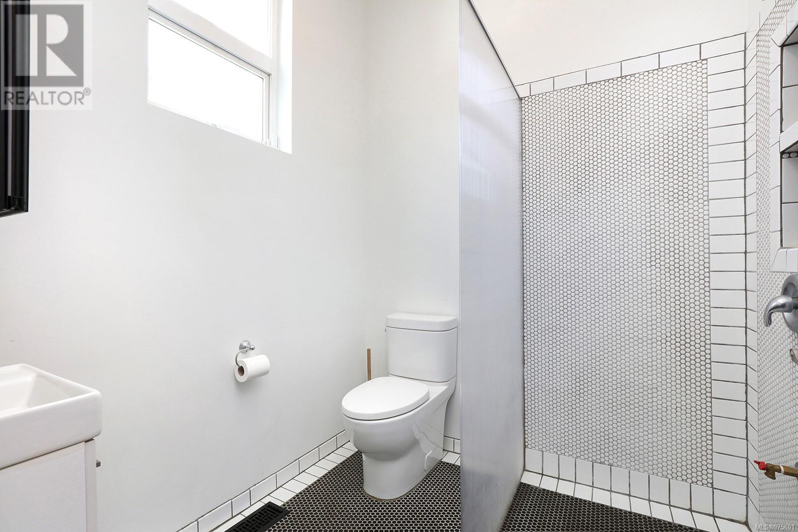 379 4th St Property Photo 11