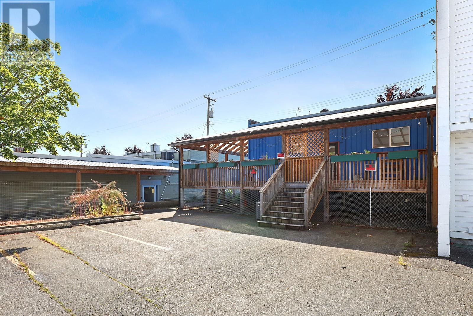 379 4th St Property Photo 16