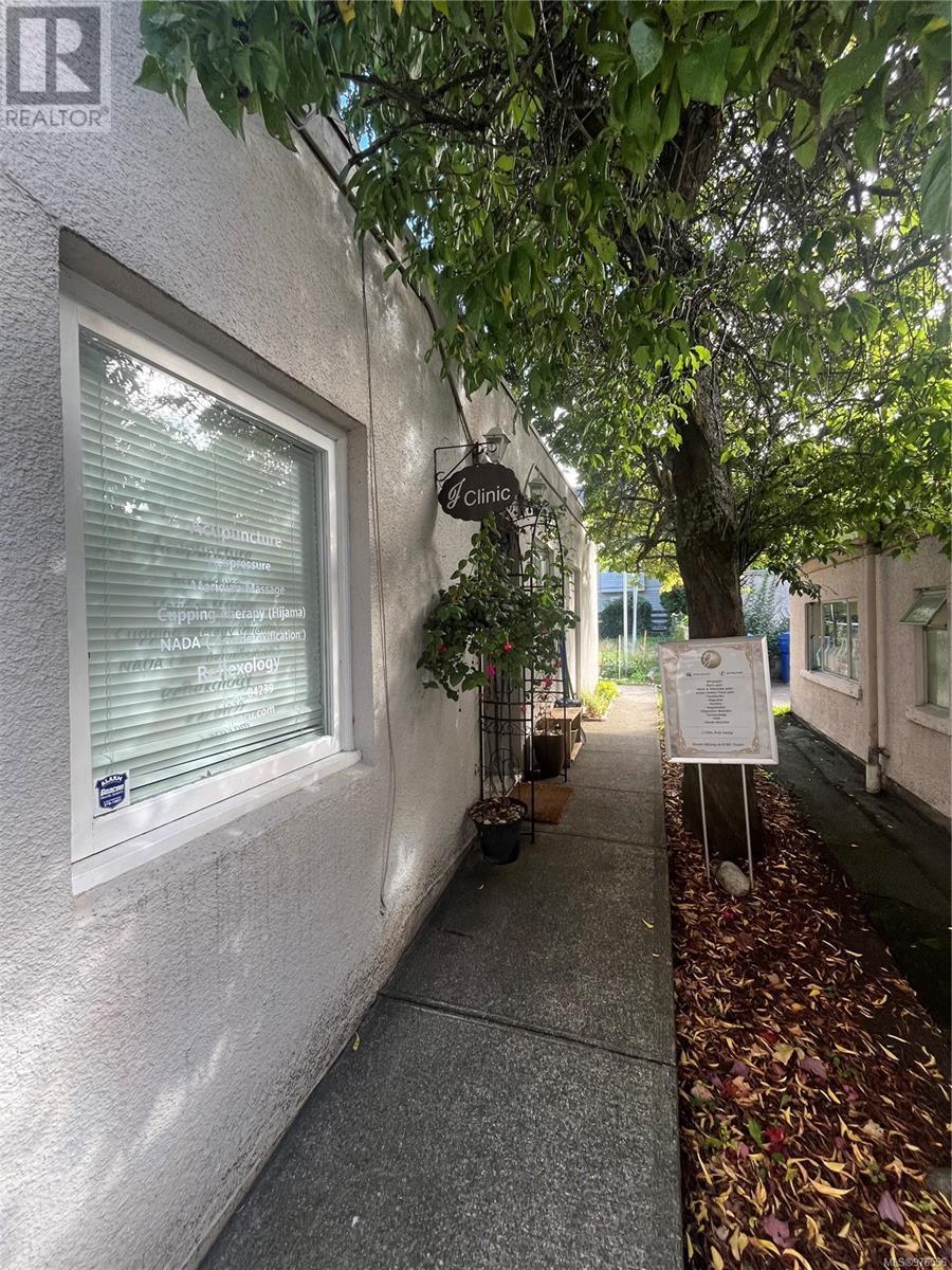 2043 Oak Bay Ave Property Photo 4
