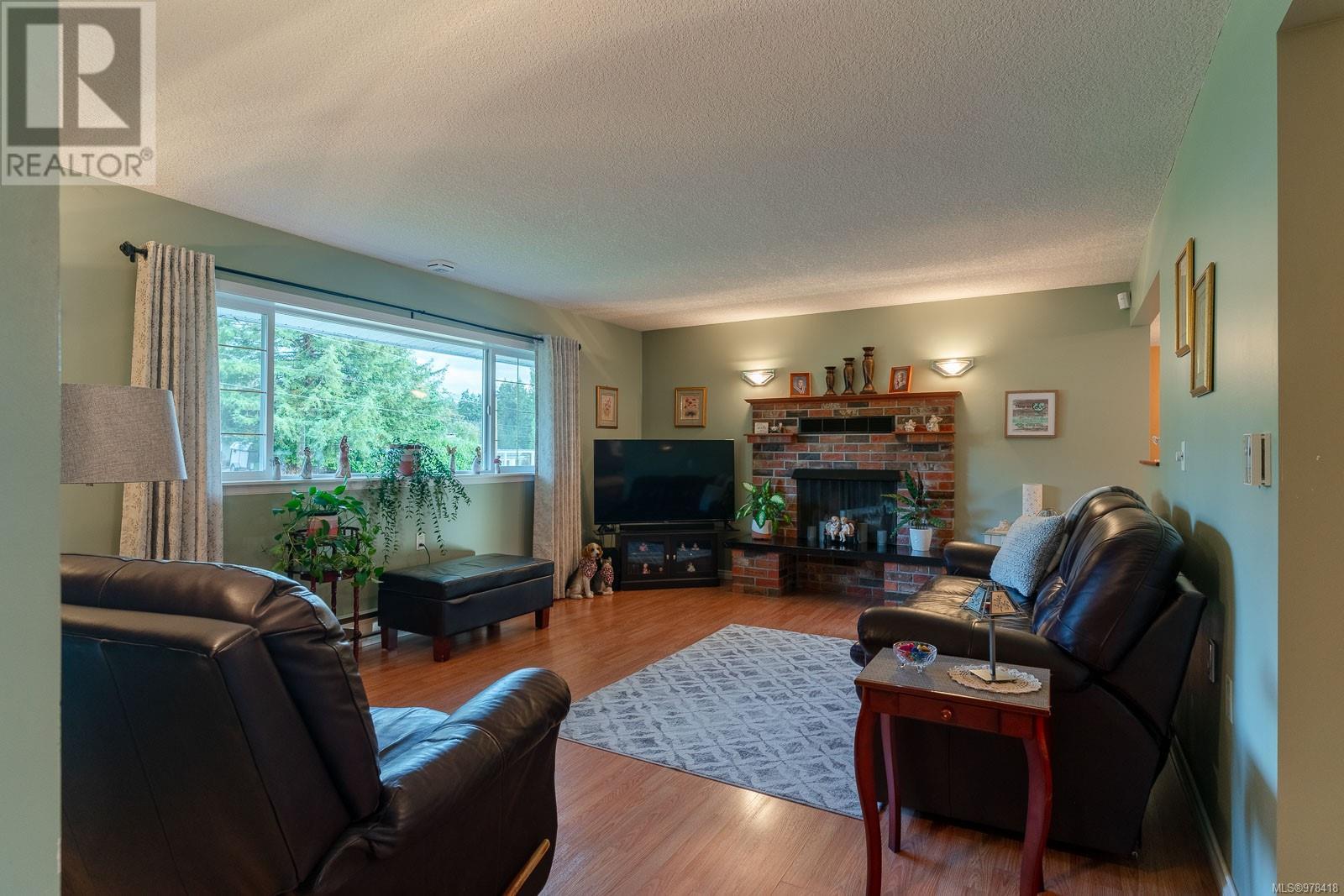 5854 Strathcona St Property Photo 4
