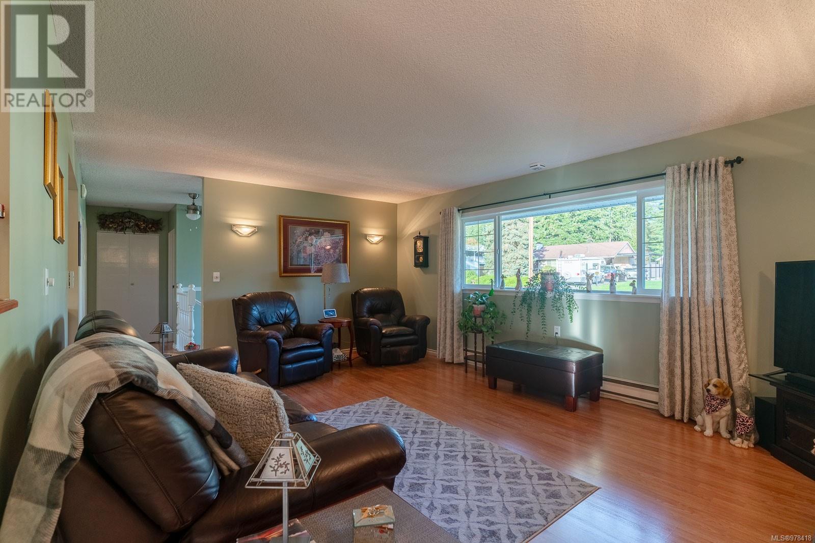 5854 Strathcona St Property Photo 5