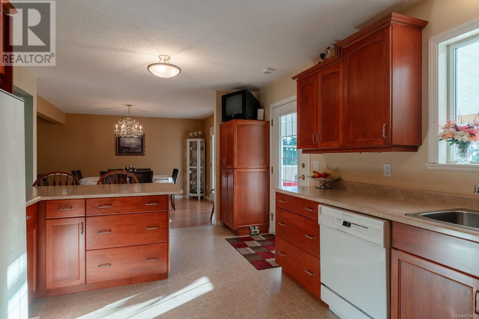 5854 Strathcona St Property Photo 8