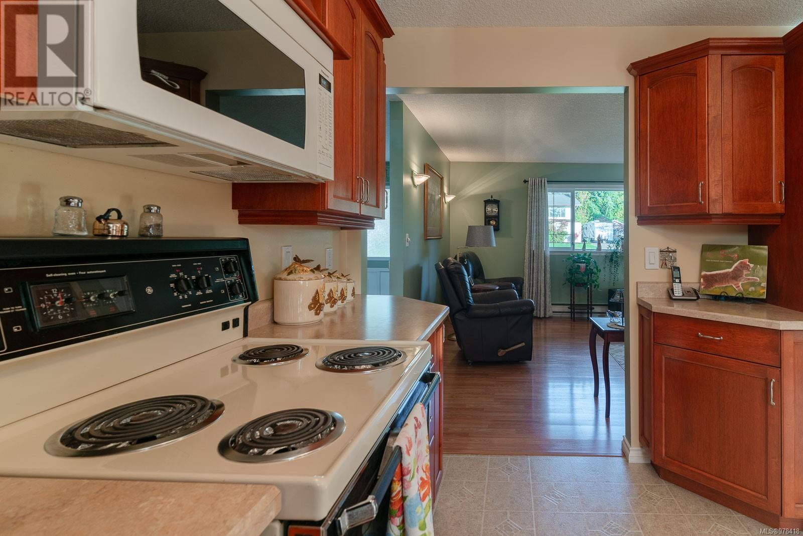 5854 Strathcona St Property Photo 9