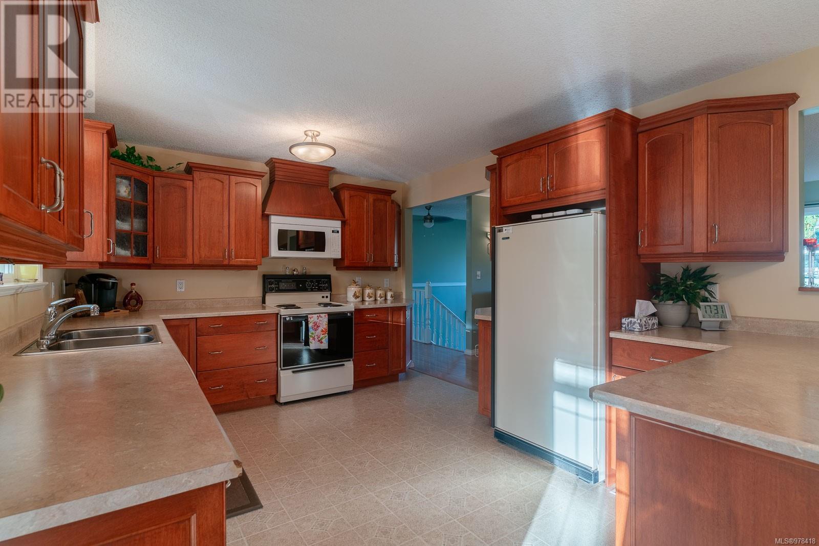 5854 Strathcona St Property Photo 10