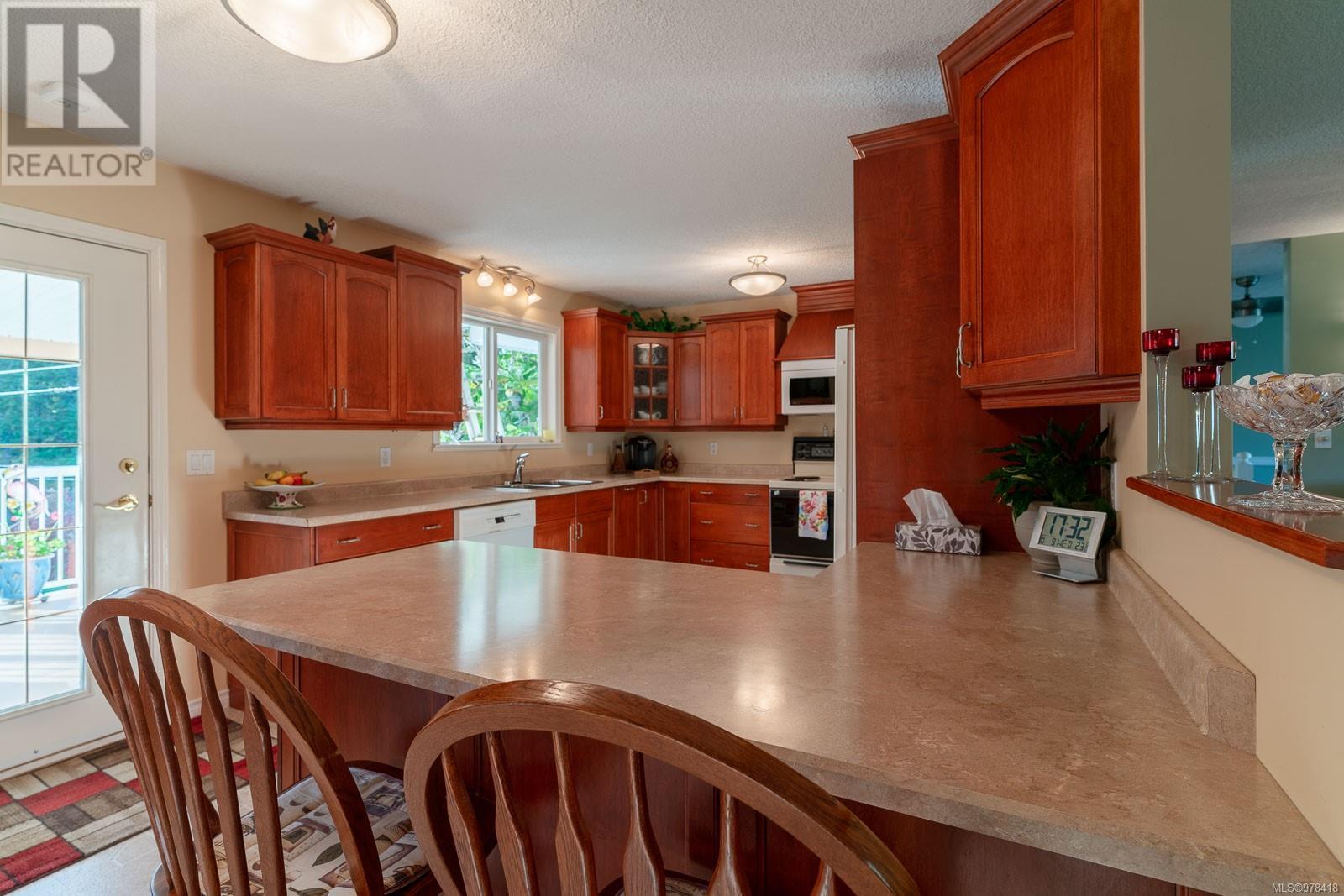 5854 Strathcona St Property Photo 11