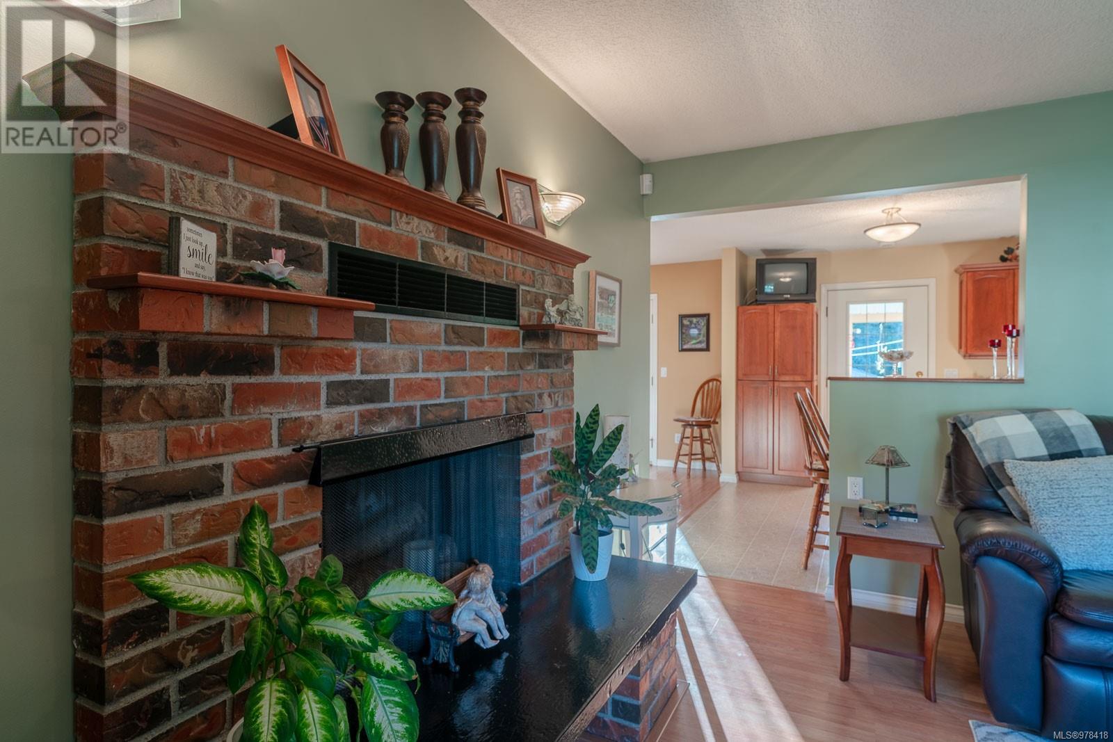 5854 Strathcona St Property Photo 12