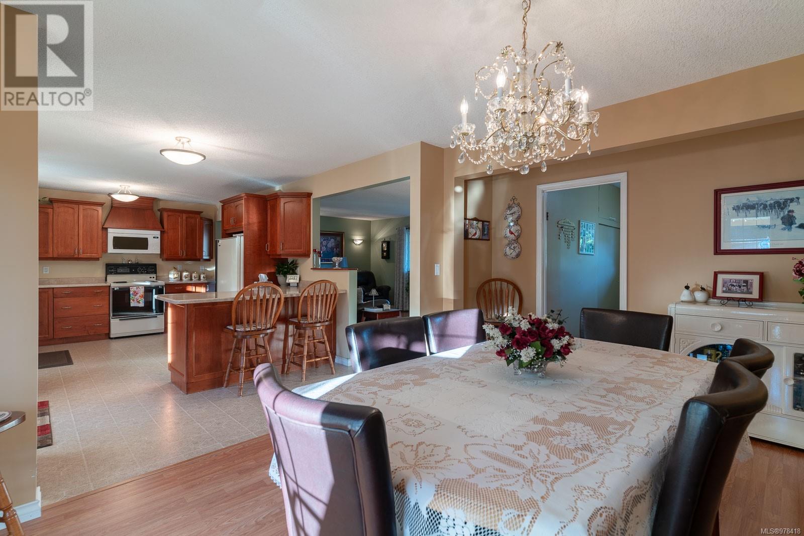 5854 Strathcona St Property Photo 15