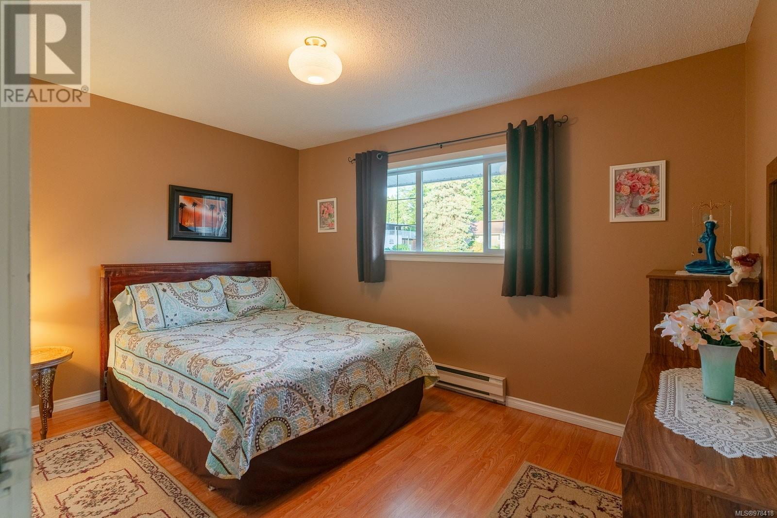 5854 Strathcona St Property Photo 23