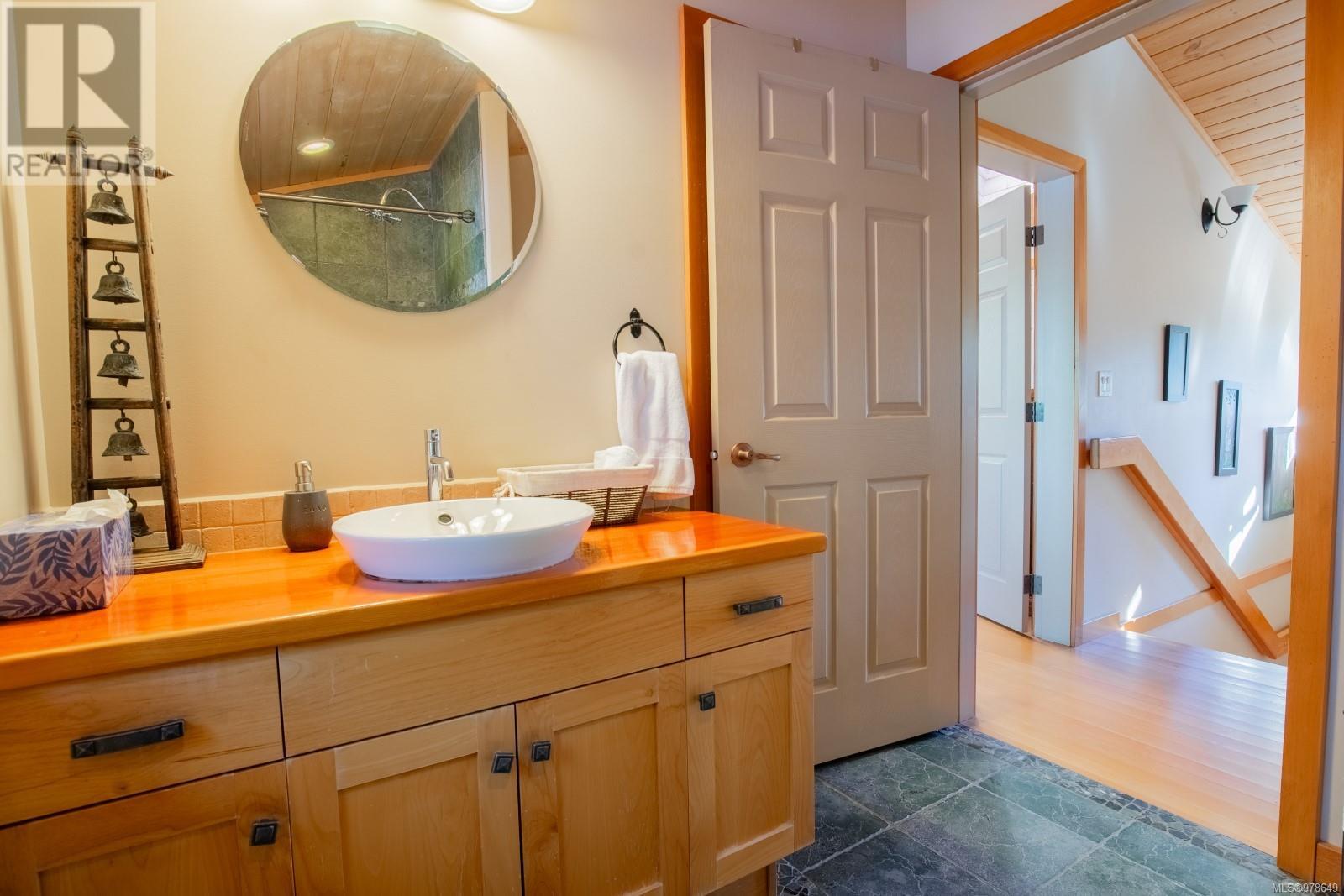 1027 Jensens Bay Rd Property Photo 20