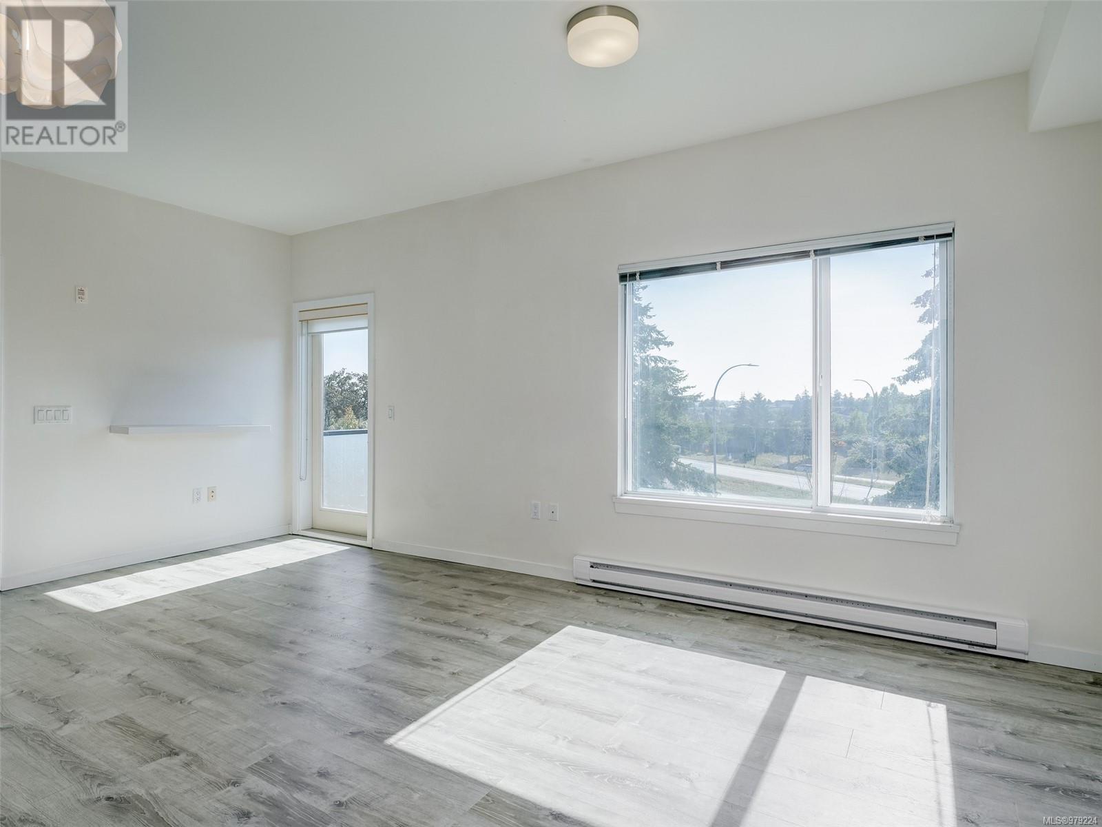 303 4052 Douglas St Property Photo 4