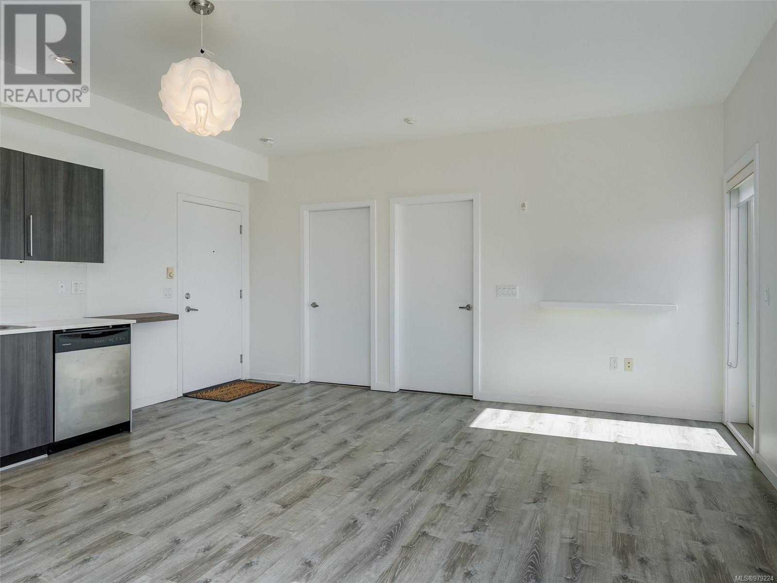 303 4052 Douglas St Property Photo 6
