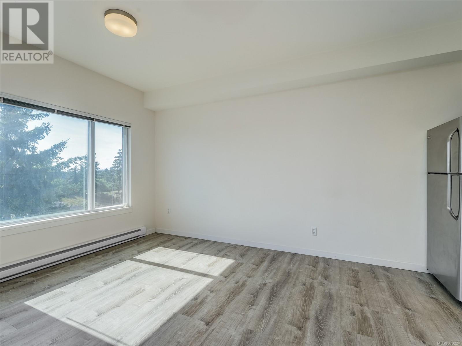 303 4052 Douglas St Property Photo 7