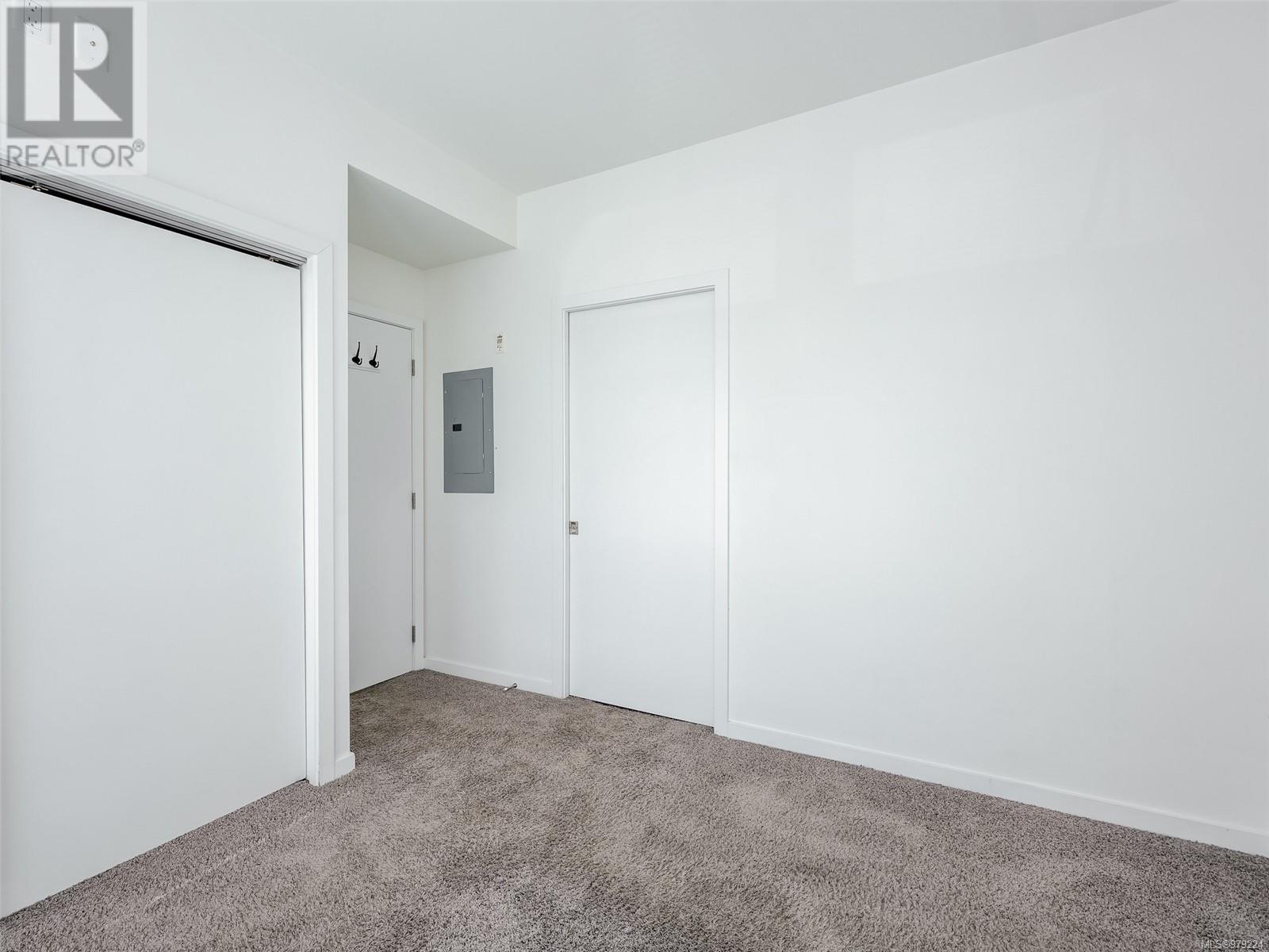 303 4052 Douglas St Property Photo 13