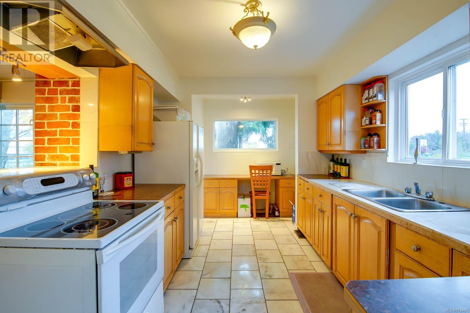 4692 Margaret St Property Photo 5